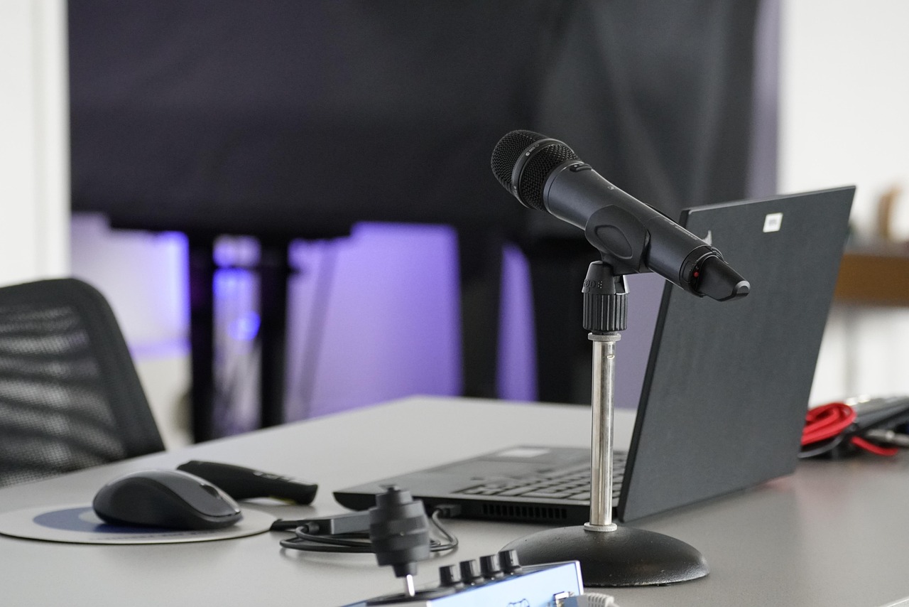 Laptop, conference table, mouse — Helsingborg FreshStart: Transformative Benefits of Professional Moving Cleaning